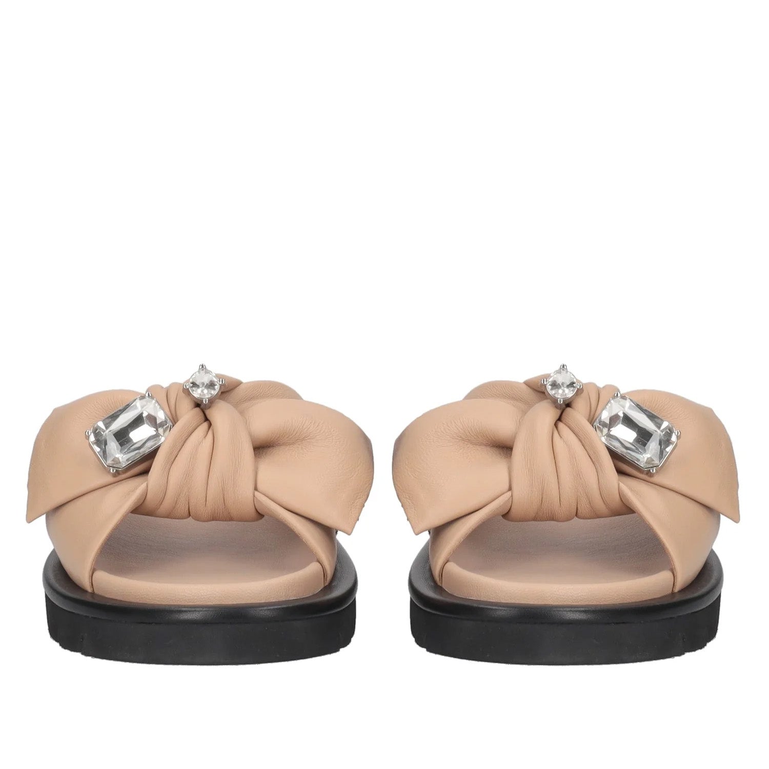 Klapki Tosca Blu – beżowe, skórzane, na platformie, ujęcie z przodu zbliżone na kokardy i ozdobne kryształki.