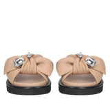 Klapki Tosca Blu – beżowe, skórzane, na platformie, ujęcie z przodu zbliżone na kokardy i ozdobne kryształki.