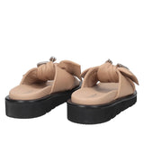 Klapki Tosca Blu – beżowe, skórzane, na platformie, widziane od tyłu, z wyraźnym profilowaniem podeszwy i detalami cholewki.