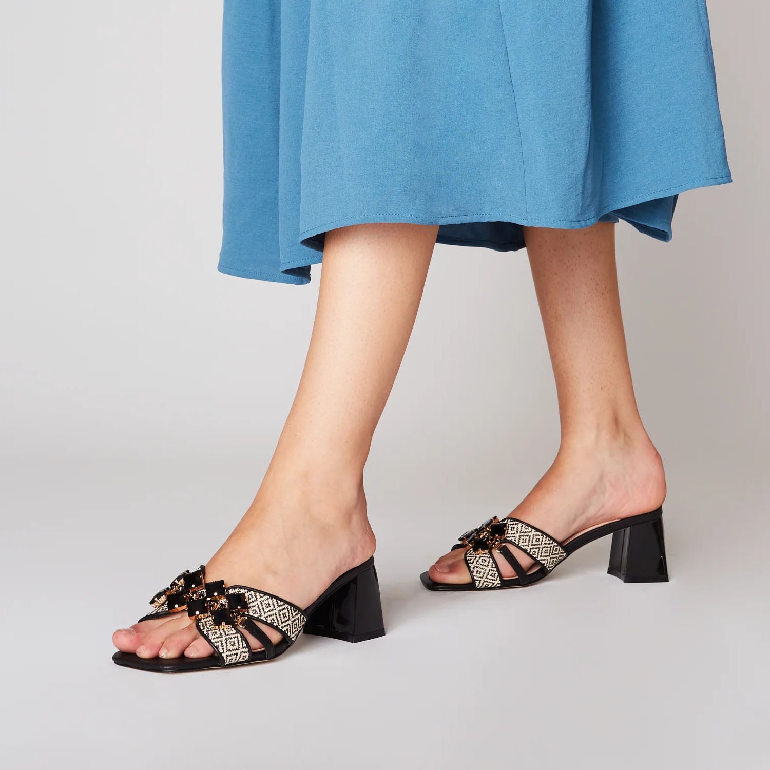 Klapki Tosca Blu – czarne, na słupku, z kryształkami w stylizacji na nodze modelki, doskonałe na letnie stylizacje z nutą elegancji.