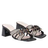 Klapki Tosca Blu – czarne, na słupku, z kryształkami w ujęciu pod kątem, z wyraźnie widoczną ażurową fakturą i błyszczącymi ozdobami.