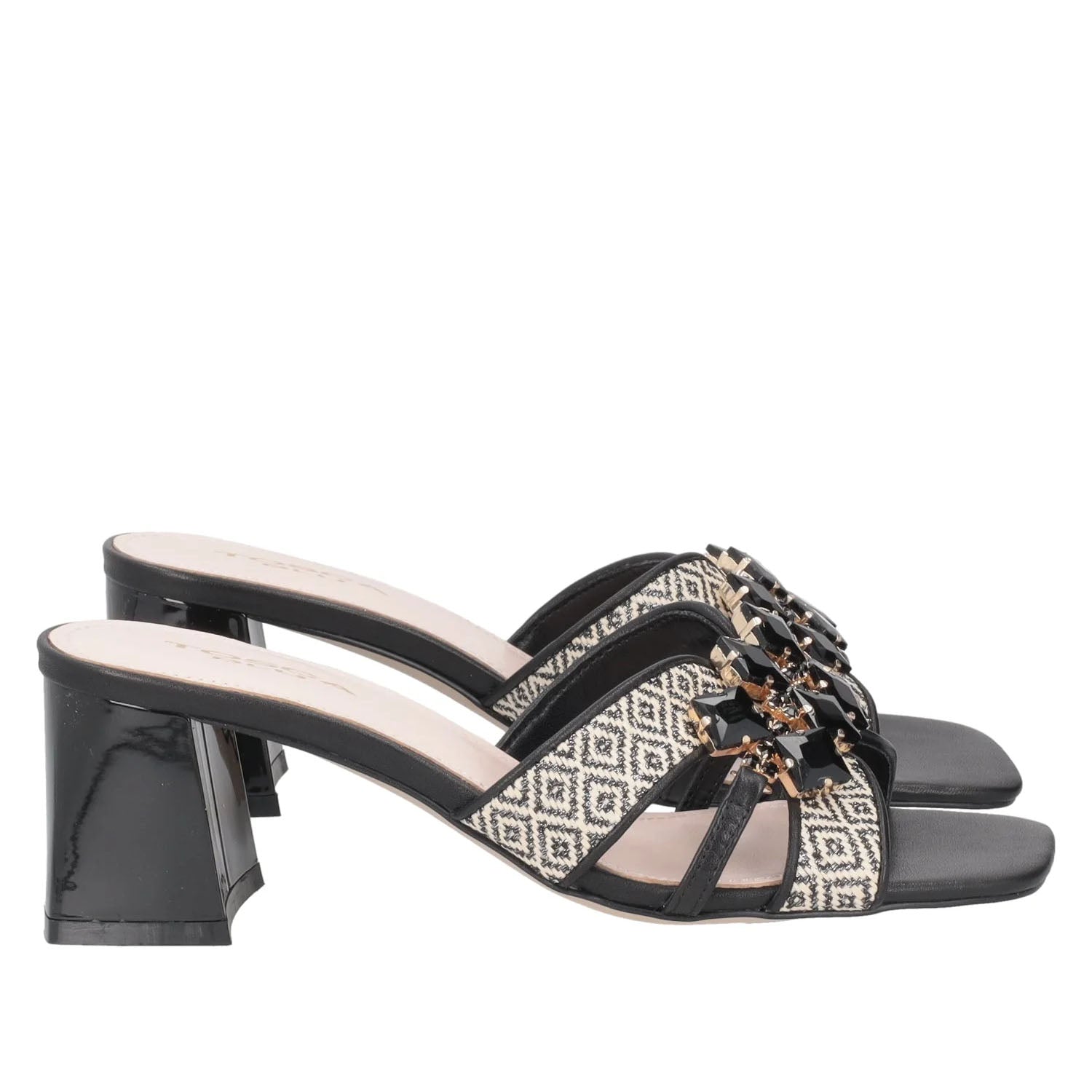 Klapki Tosca Blu – czarne, na słupku, z kryształkami widoczne z boku, z wyeksponowaną strukturą materiału i klasyczną linią obcasa.