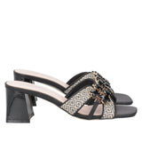 Klapki Tosca Blu – czarne, na słupku, z kryształkami widoczne z boku, z wyeksponowaną strukturą materiału i klasyczną linią obcasa.