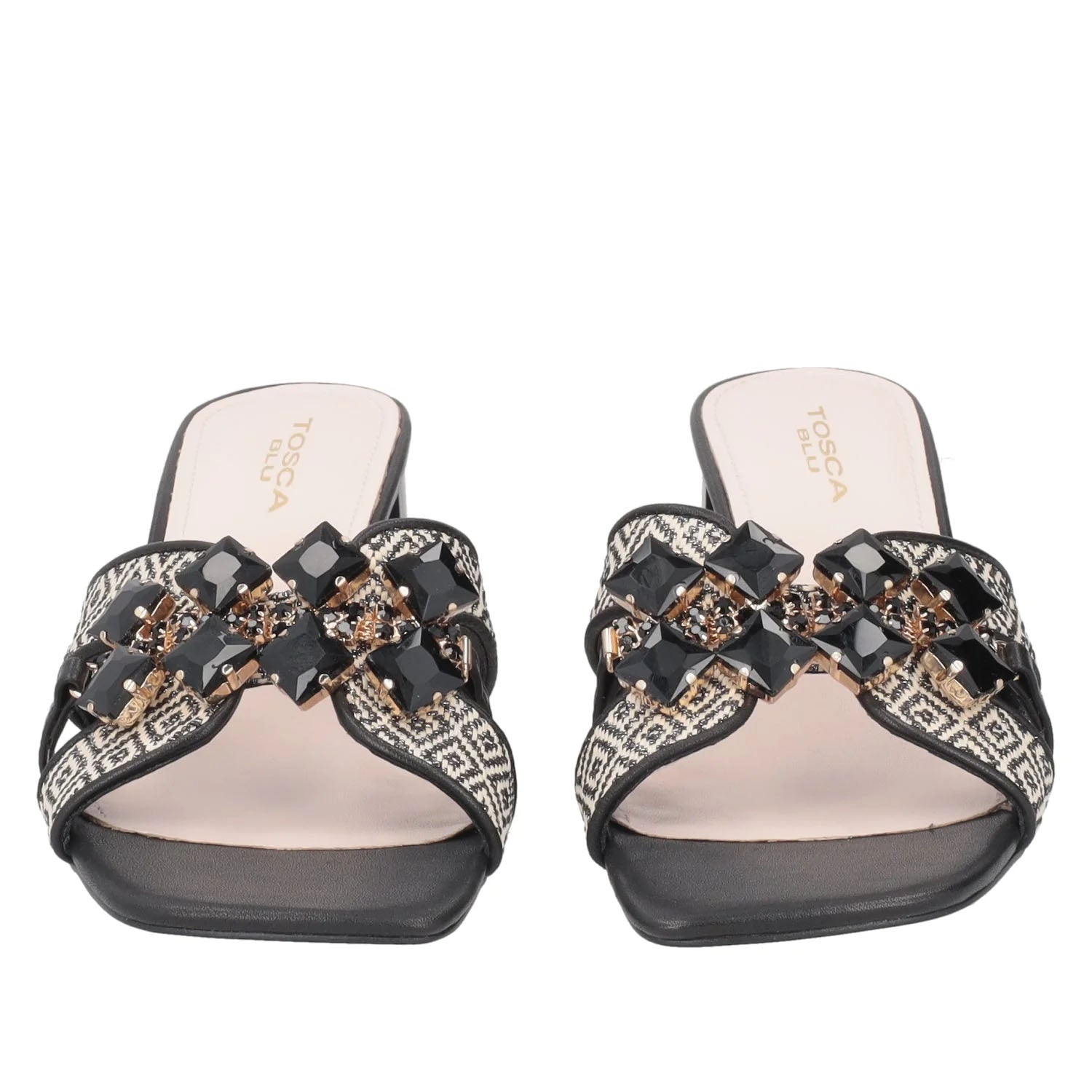Klapki Tosca Blu – czarne, na słupku, z kryształkami przedstawione od przodu, ukazujące dekoracyjne kamienie na tle geometrycznej rafii.