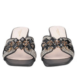 Klapki Tosca Blu – czarne, na słupku, z kryształkami przedstawione od przodu, ukazujące dekoracyjne kamienie na tle geometrycznej rafii.