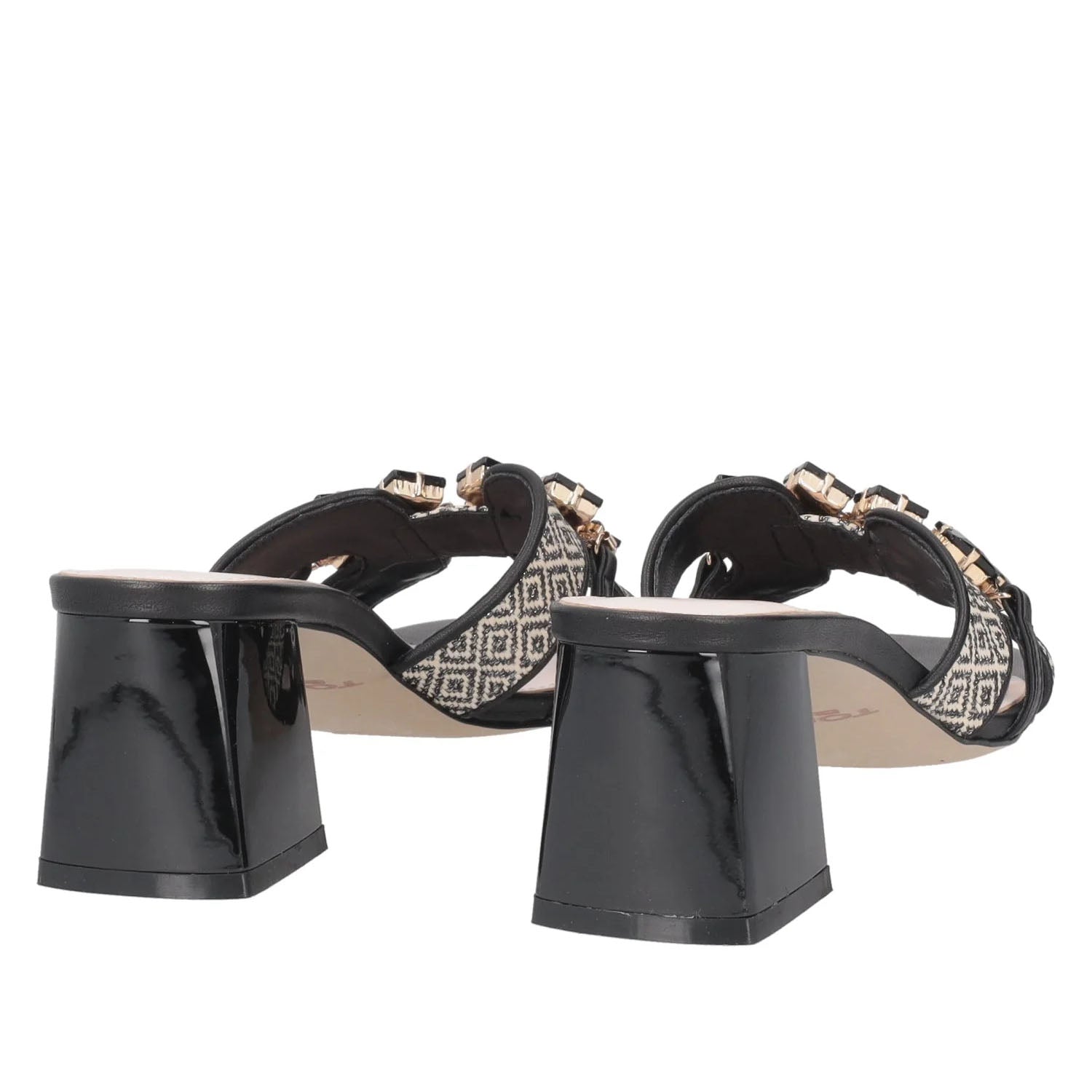 Klapki Tosca Blu – czarne, na słupku, z kryształkami pokazane z tyłu, z widocznym szerokim obcasem o połyskującym wykończeniu.