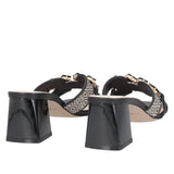 Klapki Tosca Blu – czarne, na słupku, z kryształkami pokazane z tyłu, z widocznym szerokim obcasem o połyskującym wykończeniu.