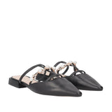 Skośne ujęcie czarnych klapek mule Tosca Blu ze skóry naturalnej z dwoma paskami ozdobnymi i elegancką linią noska.