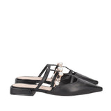 Profilowy widok włoskich klapek mule Tosca Blu z czarnej skóry naturalnej z charakterystycznym zwężanym noskiem i błyszczącymi paskami.