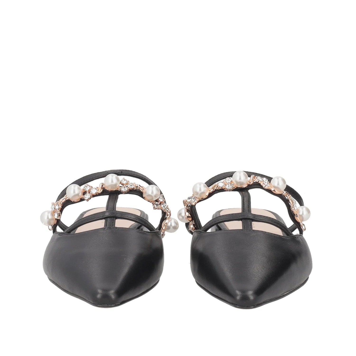 Czarne klapki włoskiej marki Tosca Blu typu mule z przodu – wyeksponowane paski z perłami i kryształkami, smukły, szpiczasty nosek.