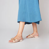 Stylizacja z włoskimi klapkami Tosca Blu – włoskie, eleganckie buty z cyrkoniami, prezentowane na nodze modelki.