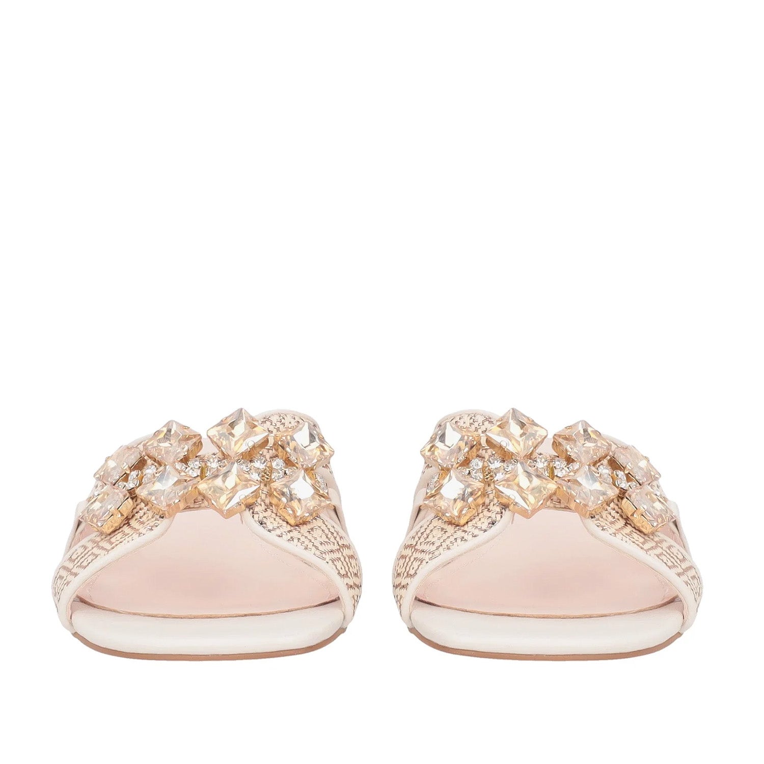 Włoskie klapki Tosca Blu z przodu – elegancki fason z dużymi, błyszczącymi cyrkoniami na cholewce.