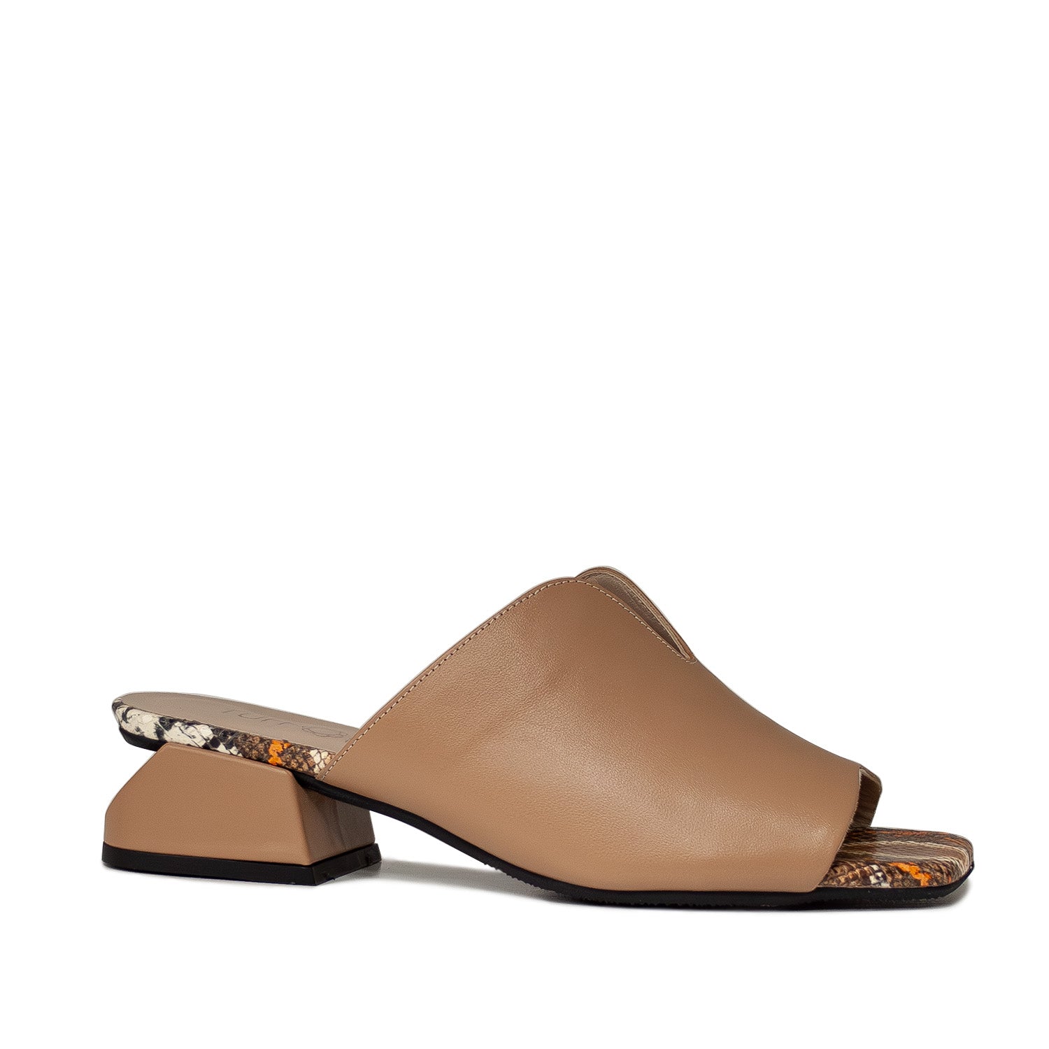 Brązowe klapki Tuffoni ze skóry naturalnej, widok pod kątem z przodu, eksponujący wycięcie w literę V i mozaikowy wzór wkładki.