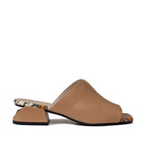 Klapki Tuffoni z licowej skóry w odcieniu brązu, widok z boku prezentujący szeroki obcas z kryształem i wkładkę z motywem animal print.