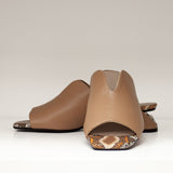 Klapki Tuffoni od frontu – model z głębokim wycięciem w kształcie litery V i ozdobną wkładką w zwierzęcy wzór.