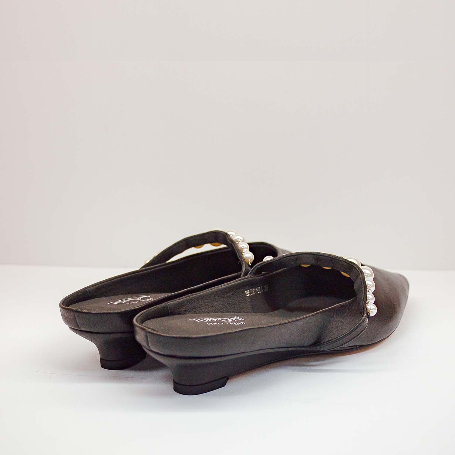 Klapki Tuffoni – czarne, skórzane, z perłami – widok od tyłu, pokazujący niski obcas i profil cholewki