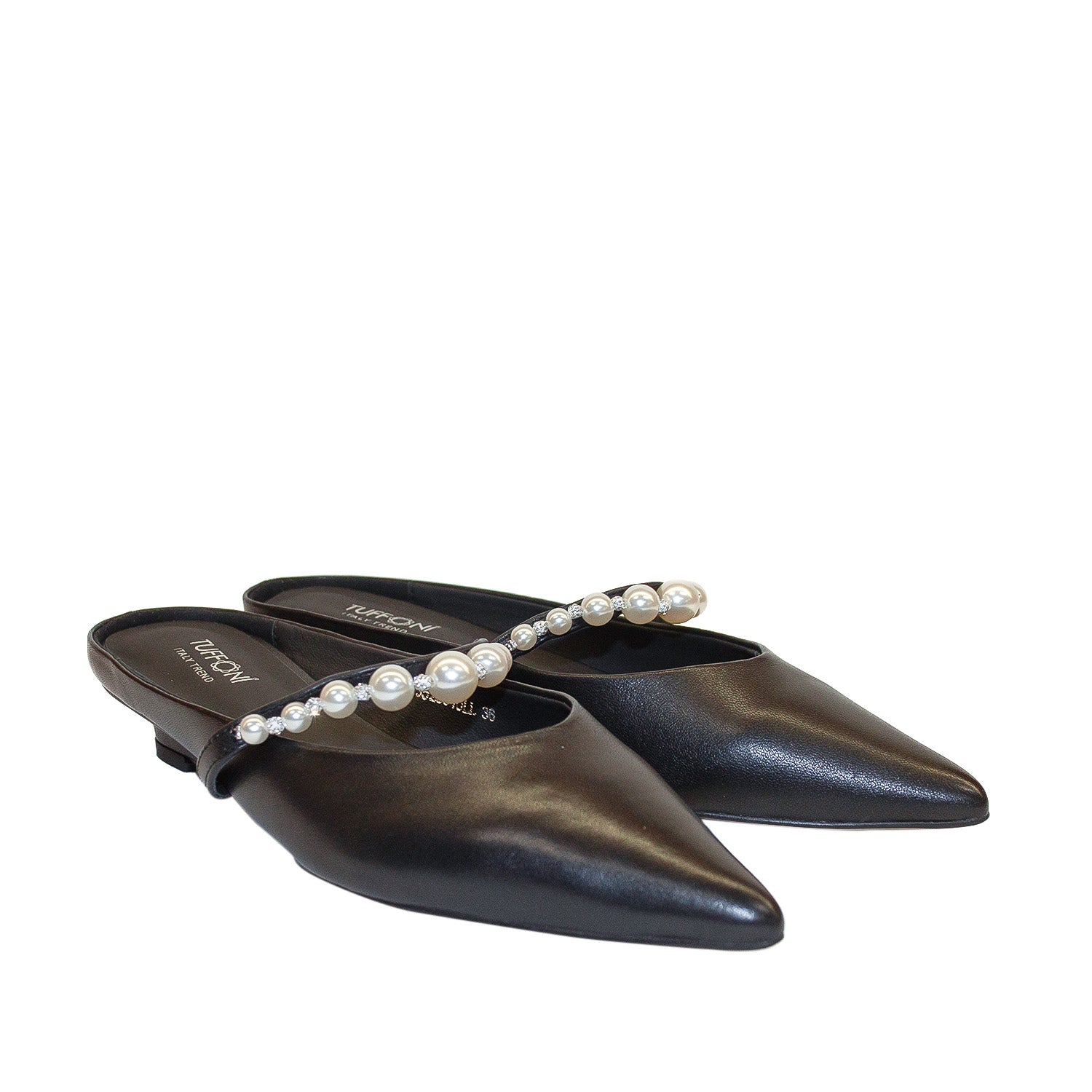 Klapki Tuffoni – czarne, skórzane, z perłami – ujęcie pod kątem, dobrze widoczny nosek, kształt cholewki i dekoracyjny pasek