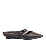 Klapki Tuffoni – czarne, skórzane, z perłami – widok z boku, eksponujący długość linii buta i niewielki obcas