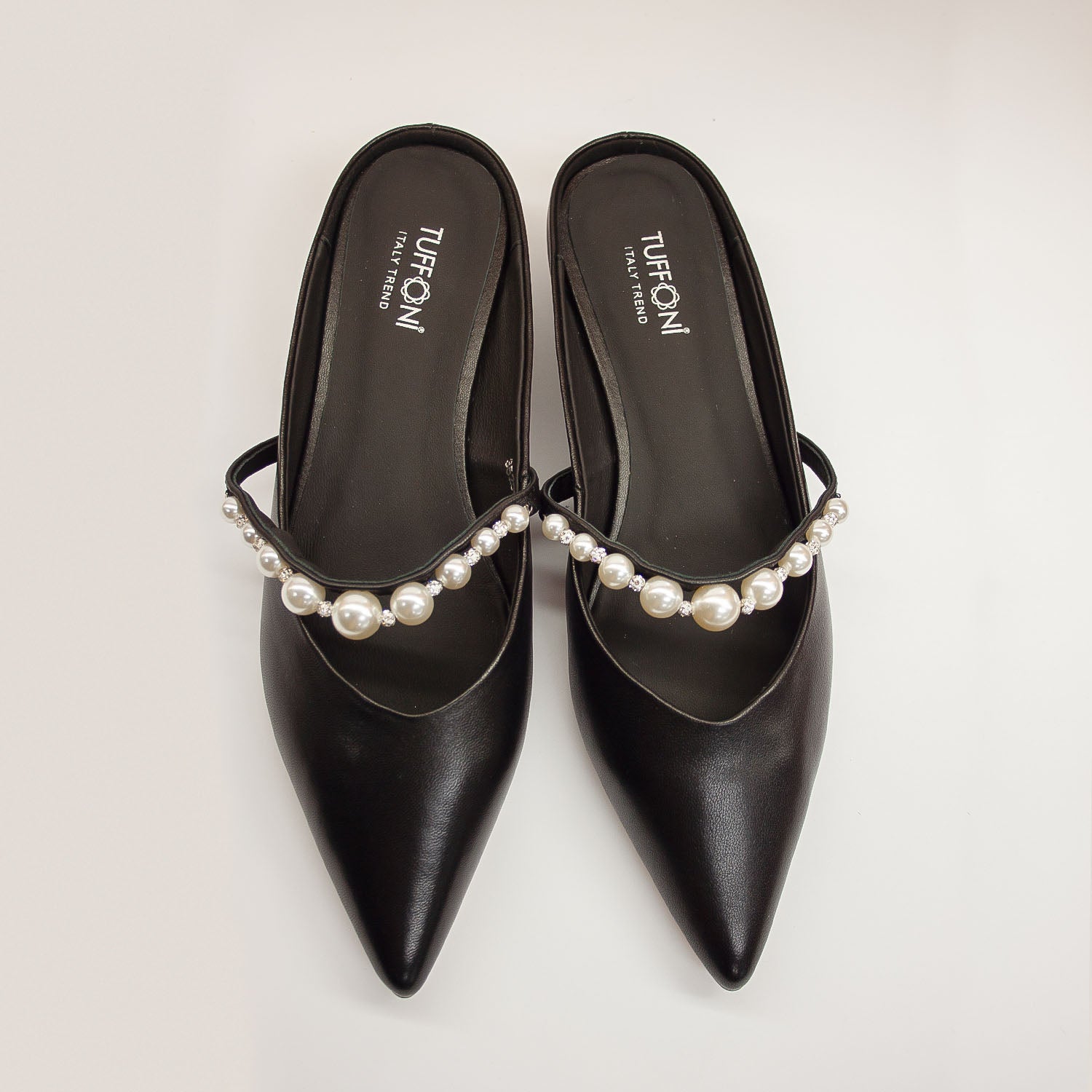 Klapki Tuffoni – czarne, skórzane, z perłami – widok od góry, prezentujący elegancki fason z ozdobnym paskiem z pereł