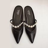 Klapki Tuffoni – czarne, skórzane, z perłami – widok od góry, prezentujący elegancki fason z ozdobnym paskiem z pereł
