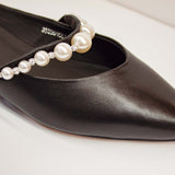 Klapki Tuffoni – czarne, skórzane, z perłami – zbliżenie na nosek i ozdobny pasek z dużych pereł i kryształków