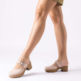 Klapki Wonders – nubukowe, skórzane, drewniaki w pudrowym różu, pokazane na modelce w ruchu.