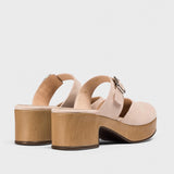 Tylna perspektywa klapek Wonders – nubukowych, skórzanych, drewniaków z widocznym obcasem.