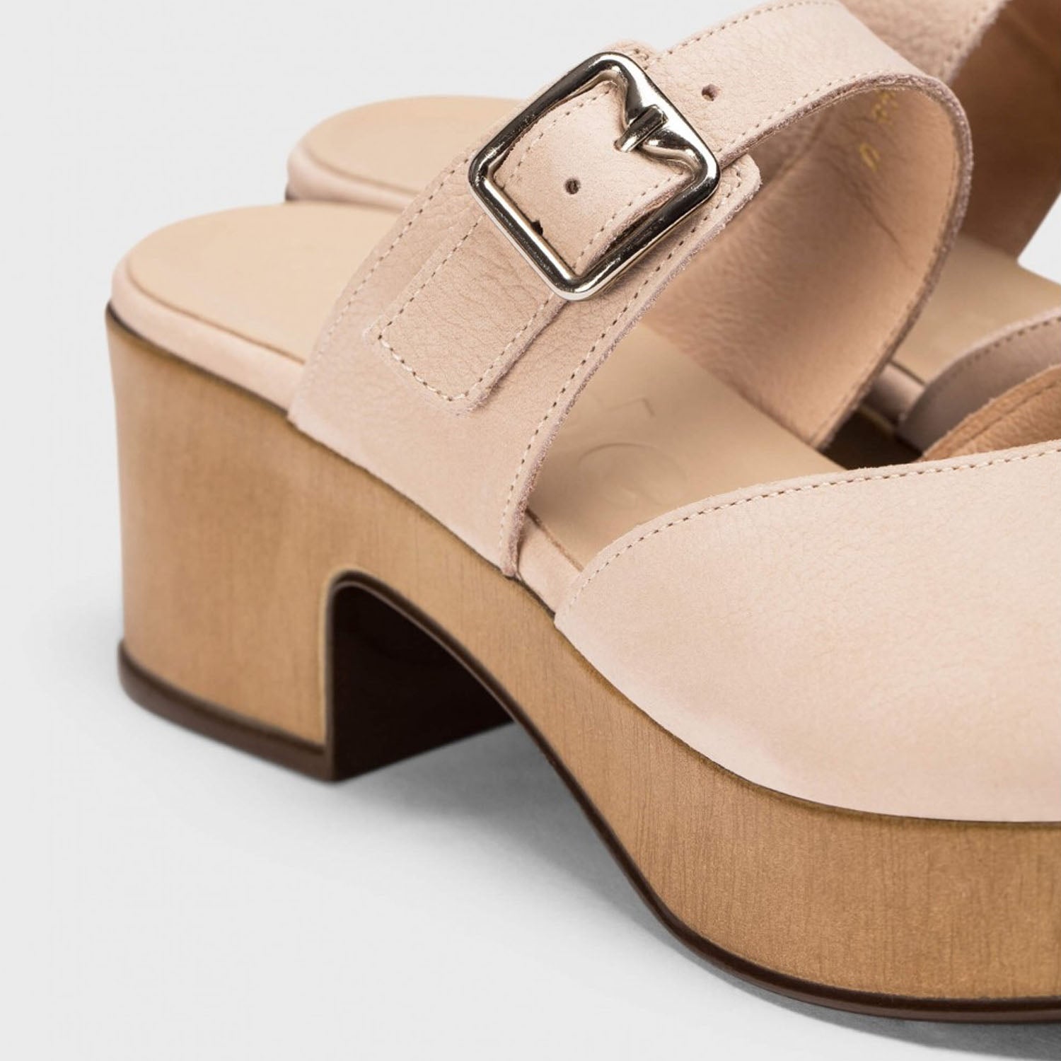 Zbliżenie na cholewkę i sprzączkę klapek Wonders – nubukowych, skórzanych, drewniaków.