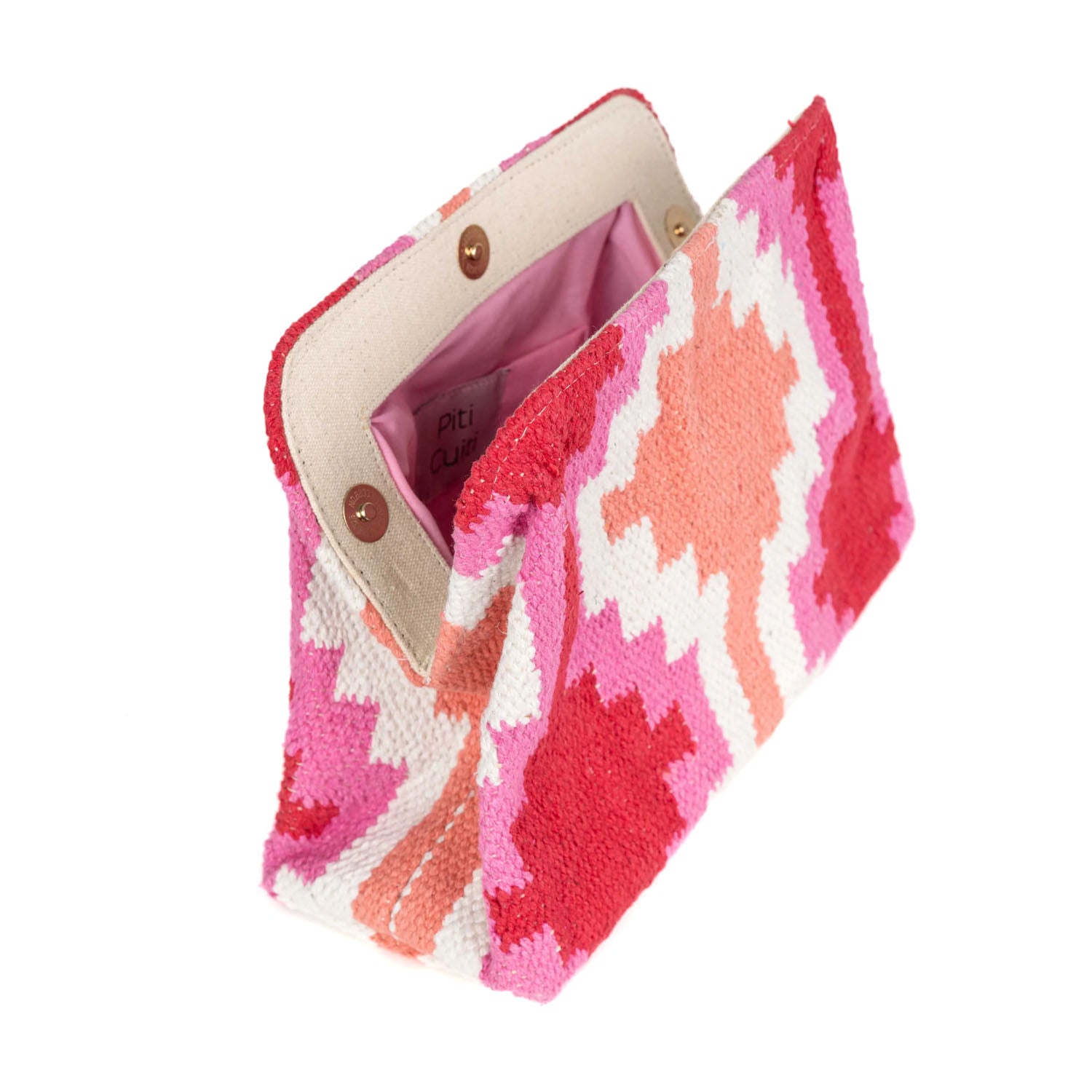 Kopertówka Piti Cuiti – wnętrze torebki z różową podszewką i magnetycznym zapięciem, widok z góry.