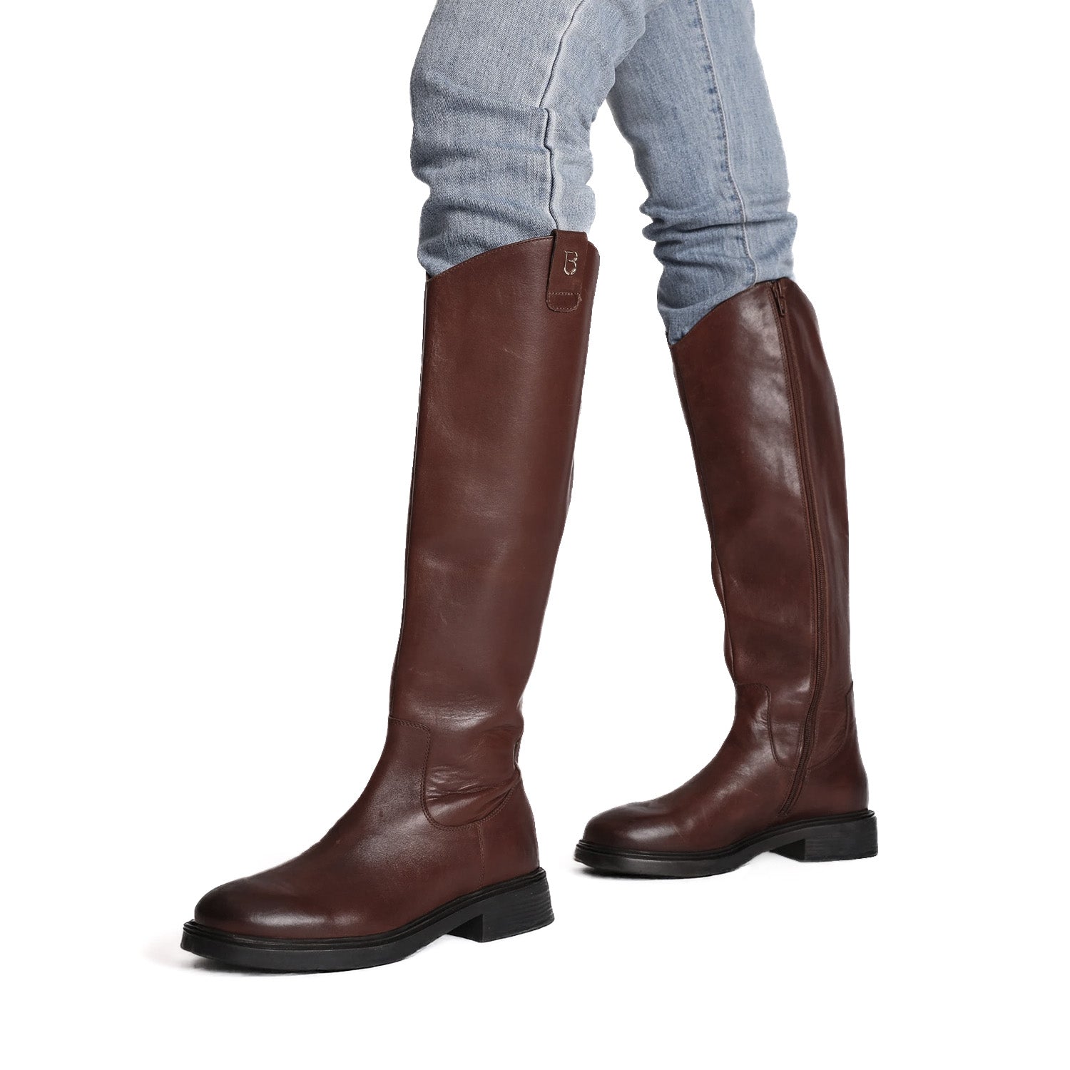 Włoskie kozaki Tosca Blu – brązowe, skórzane, z najwyższej jakości skóry naturalnej - widok z modelką.