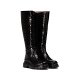 Czarne kozaki BONES od hiszpańskiej marki Wonders z naturalnej skóry licowej o wysokim połysku, tłoczonej w wyrazisty, zwierzęcy wzór na płaskiej podeszwie - widok pod kątem.