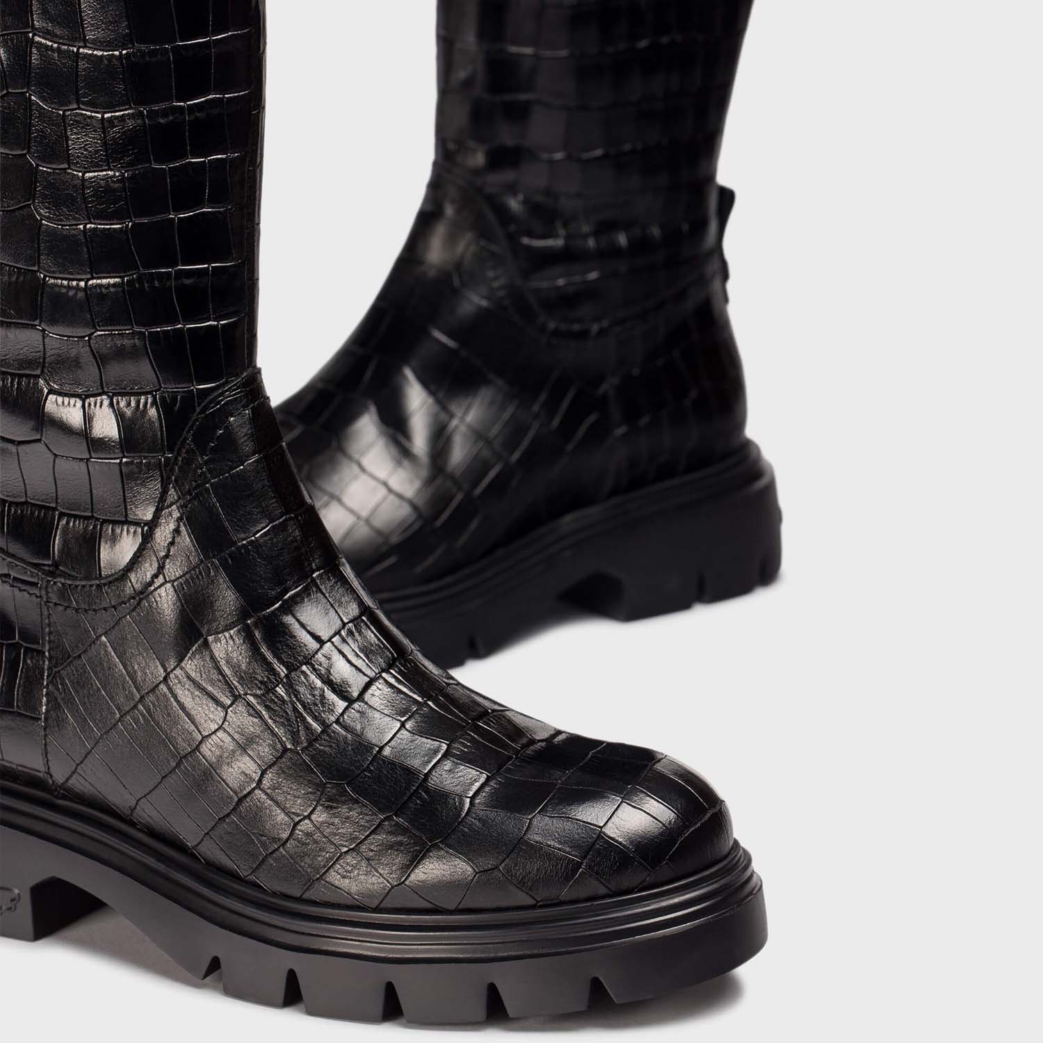 Czarne kozaki BONES od hiszpańskiej marki Wonders z naturalnej skóry licowej o wysokim połysku, tłoczonej w wyrazisty, zwierzęcy wzór na płaskiej podeszwie - widok 2 butów.