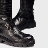 Czarne kozaki BONES od hiszpańskiej marki Wonders z naturalnej skóry licowej o wysokim połysku, tłoczonej w wyrazisty, zwierzęcy wzór na płaskiej podeszwie - widok 2 butów.