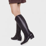 Kozaki Wonders – czarne, skórzane, na obcasie - widok na nogach modelki.