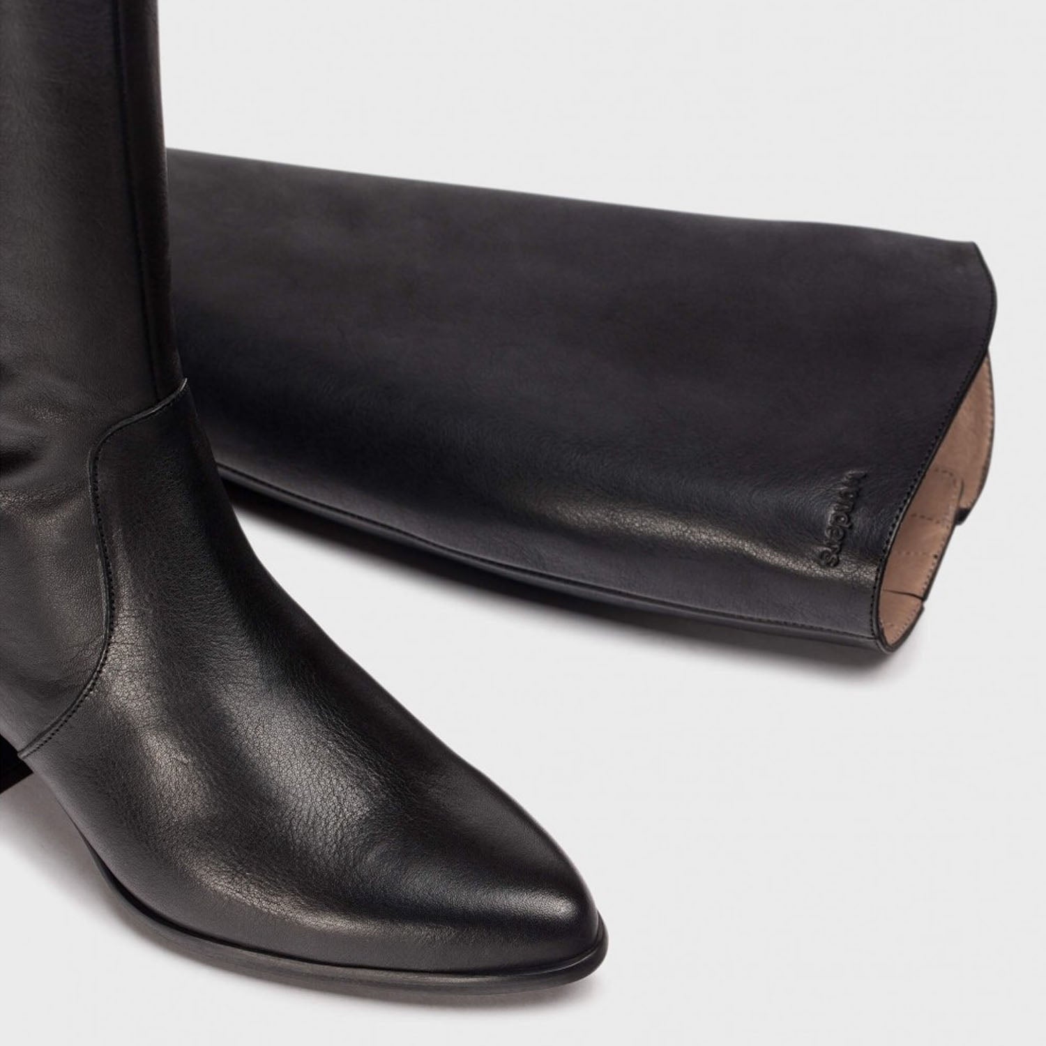 Kozaki Wonders – czarne, skórzane, na obcasie - zbliżenie na fakturę skóry.