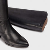 Kozaki Wonders – czarne, skórzane, na obcasie - zbliżenie na fakturę skóry.