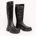 Czarne, skórzane kozaki BONES od hiszpańskiej marki Wonders na platformie z bieżnikiem - widok pary.