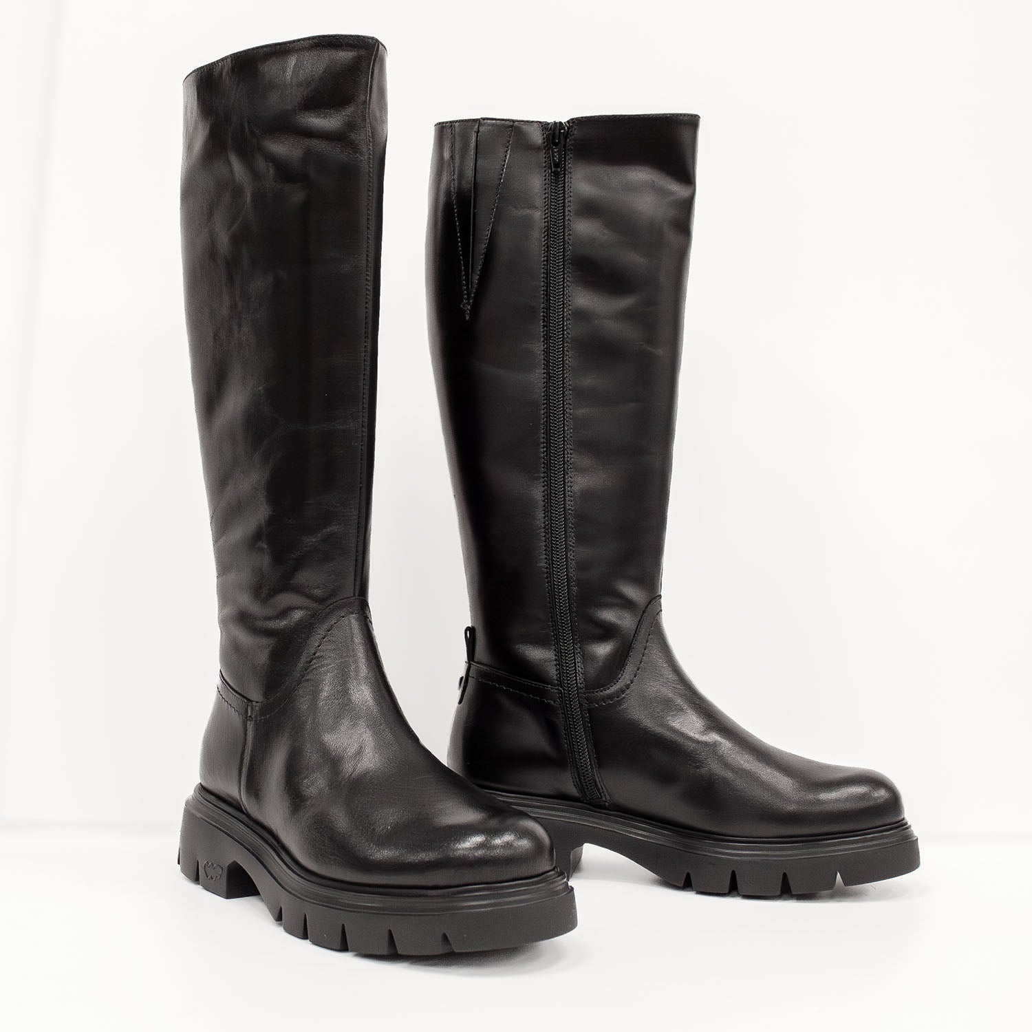 Czarne, skórzane kozaki BONES od hiszpańskiej marki Wonders na platformie z bieżnikiem - widok pary.