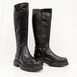 Czarne, skórzane kozaki BONES od hiszpańskiej marki Wonders na platformie z bieżnikiem - widok pary.