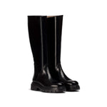 Czarne, skórzane kozaki BONES od hiszpańskiej marki Wonders na platformie z bieżnikiem - widok pod kątem.