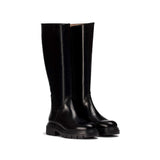 Czarne, skórzane kozaki BONES od hiszpańskiej marki Wonders na platformie z bieżnikiem - widok pod kątem.