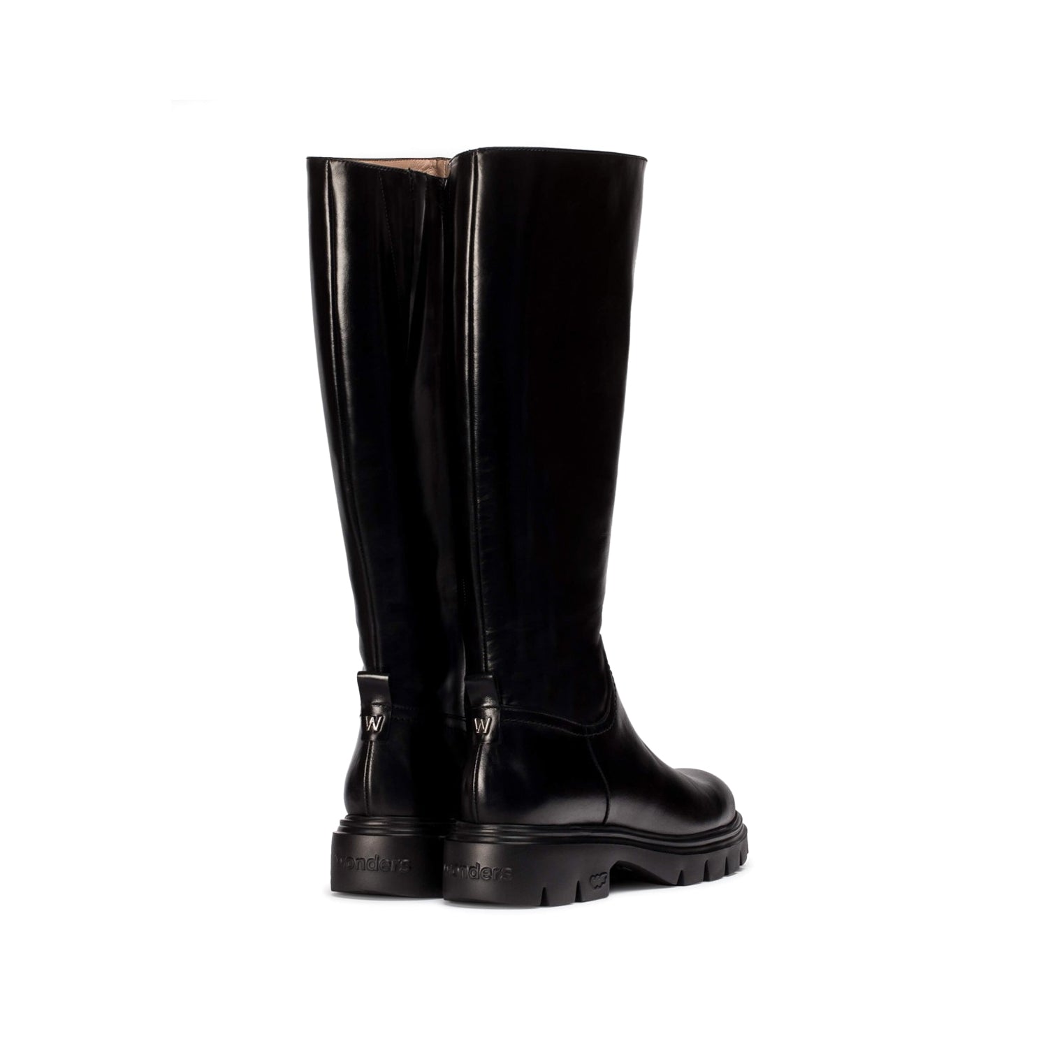 Czarne, skórzane kozaki BONES od hiszpańskiej marki Wonders na platformie z bieżnikiem - widok z tyłu.