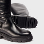 Czarne, skórzane kozaki BONES od hiszpańskiej marki Wonders na platformie z bieżnikiem - zbliżenie.