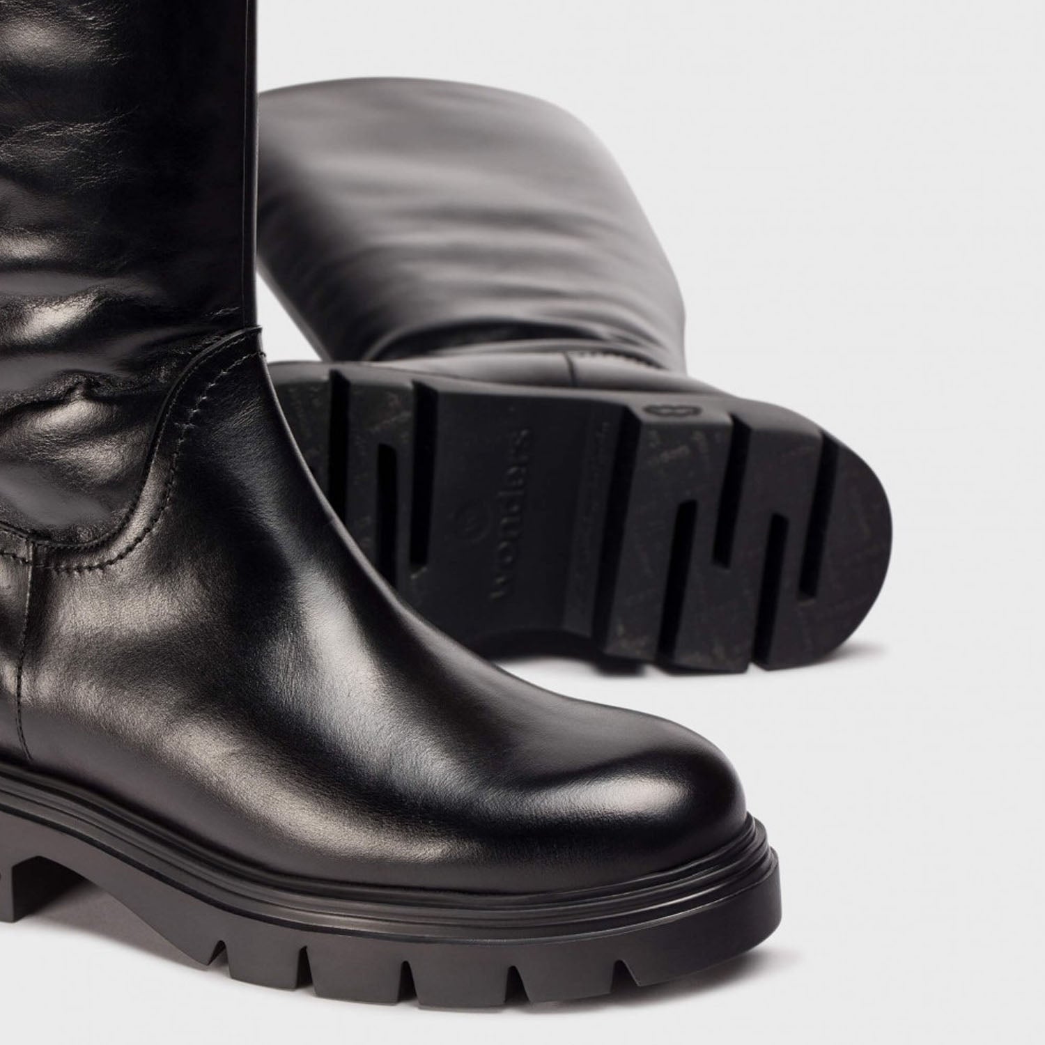 Czarne, skórzane kozaki BONES od hiszpańskiej marki Wonders na platformie z bieżnikiem - zbliżenie.