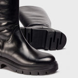 Czarne, skórzane kozaki BONES od hiszpańskiej marki Wonders na platformie z bieżnikiem - zbliżenie.