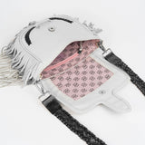 Wnętrze listonoszki Piti Cuiti ze skóry naturalnej, hiszpańska marka, jasnoróżowa podszewka z kieszonką, biało-czarna klapka z frędzlami, czarny pleciony pasek.