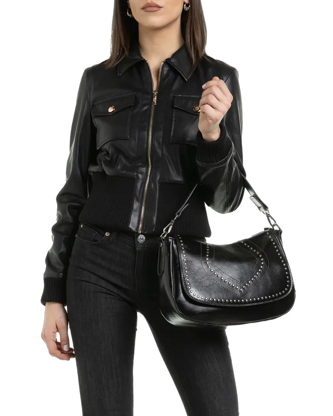 Listonoszka Ripani – czarna, skórzana, z nitami - widok z modelką.