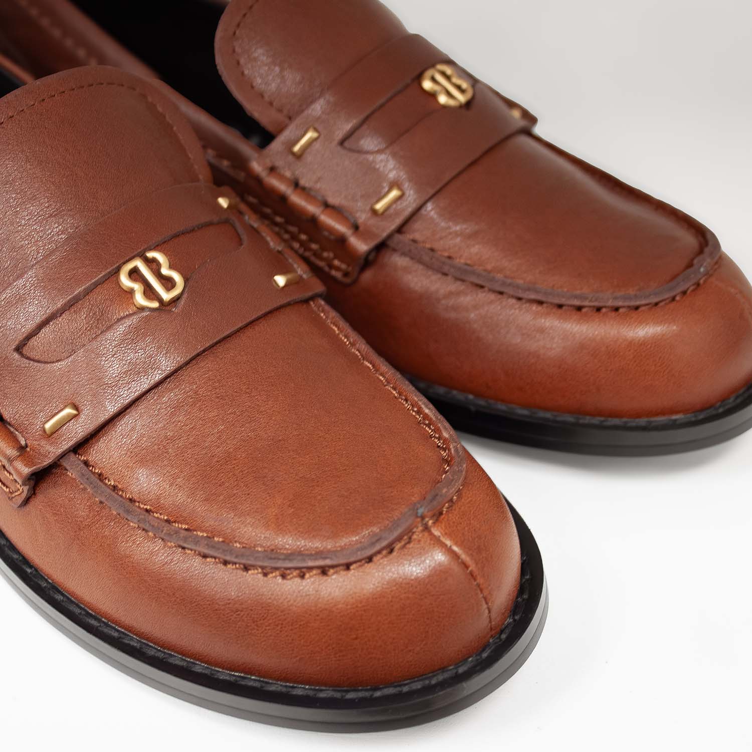 Loafersy hiszpańskiej marki Bibi Lou – brązowe, skórzane, hiszpańskie - zbliżenie.
