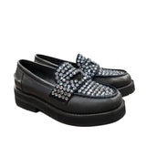 Czarne loafersy Bibi Lou z naturalnej skóry, ozdobione błyszczącymi cyrkoniami, ujęcie pod kątem na białym tle