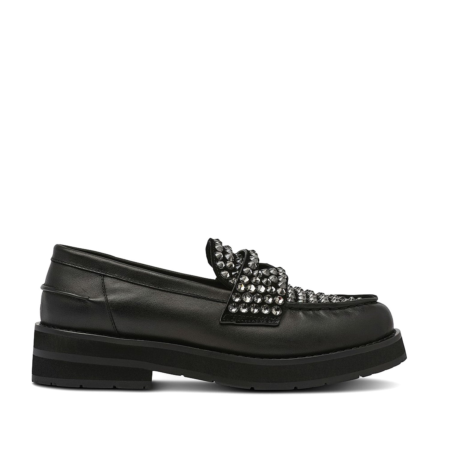 Profil czarnego loafersa Bibi Lou na grubej podeszwie, z ozdobą z cyrkonii, na białym tle
